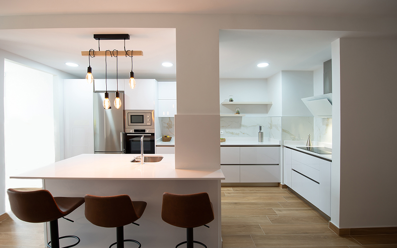 kitchen pass-through ledge with dishes ready to be served